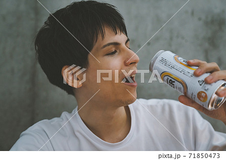 缶ビールを飲む若者 71850473