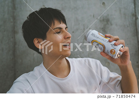 缶ビールを飲む若者 缶ビールを飲む若者 71850474
