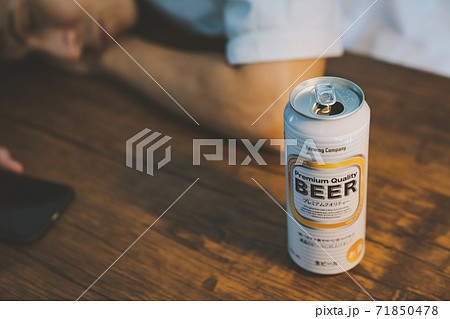 缶ビールを飲んで酔いつぶれる若者 缶ビールを飲んで酔いつぶれる若者 71850478