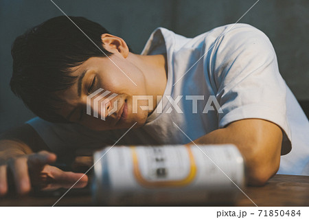 缶ビールを飲んで酔いつぶれる若者 71850484