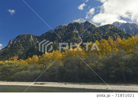 秋の紅葉と新雪に映える上高地 (長野県松本市) 71851021