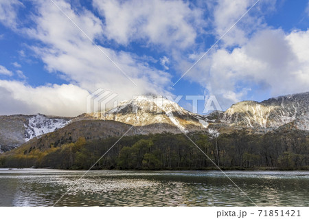 秋の上高地, 大正池 (長野県松本市) 71851421