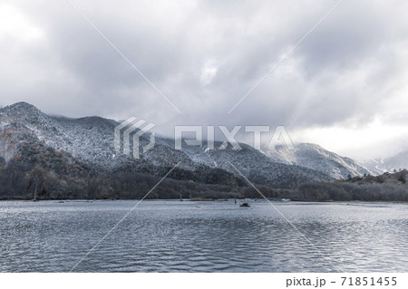 秋の上高地, 大正池 (長野県松本市) 秋の上高地, 大正池 (長野県松本市) 71851455