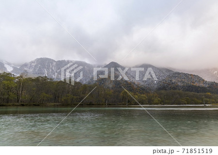 秋の上高地, 大正池 (長野県松本市) 71851519