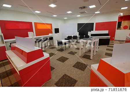 開店待ちのスマホショップ 71851676