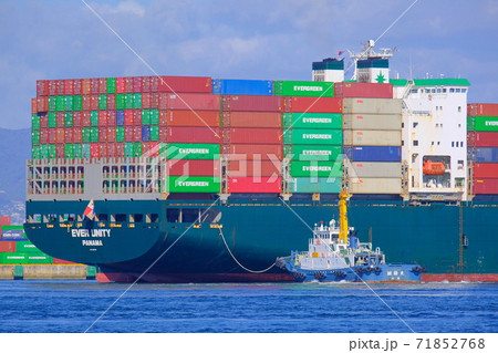 夢洲コンテナ埠頭に着岸する大型貨物船 71852768