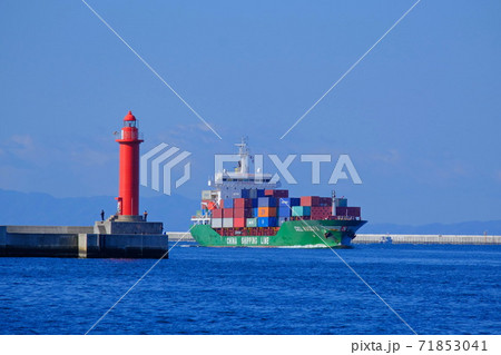 大阪港に入港する大型貨物船 大阪港に入港する大型貨物船 71853041