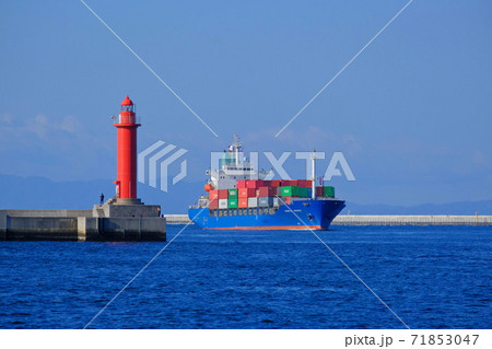 大阪港に入港する大型貨物船　 71853047