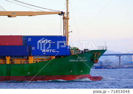 大阪港に入港する大型貨物船　 71853048