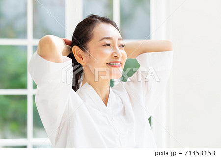爽やかなミドル女性 71853153