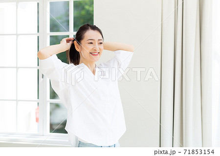 爽やかなミドル女性 71853154