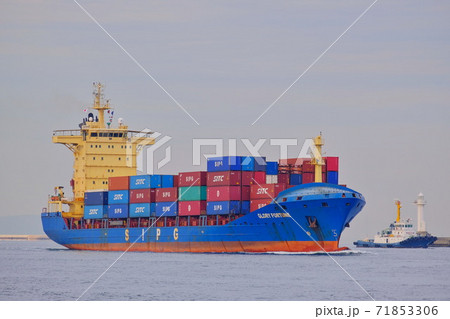 大阪港に入港する大型貨物船　 71853306