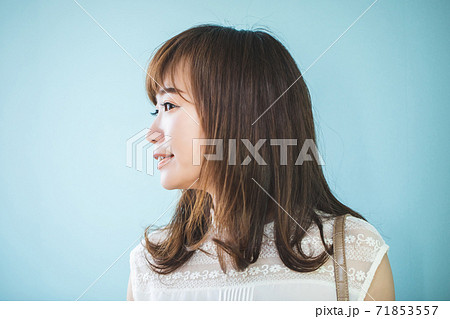 お出かけする女性 71853557