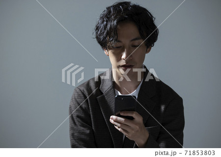 スマホを使う男性 71853803