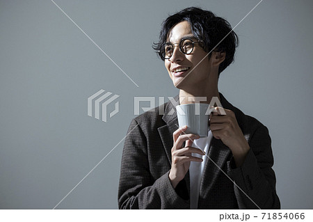 コーヒーカップを持つ男性 71854066