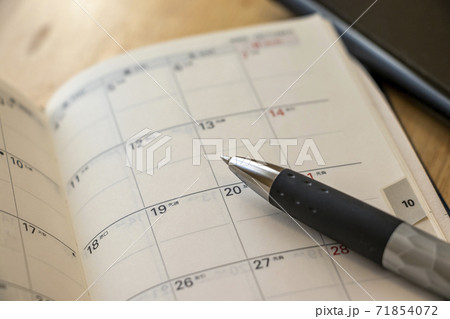 机の上の手帳とペン 71854072