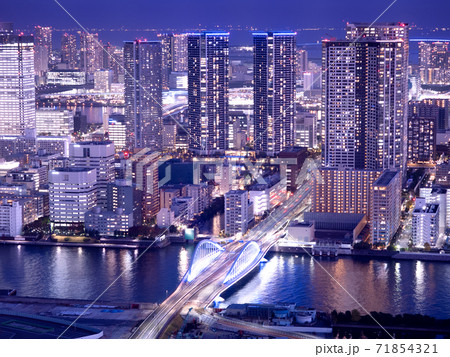 東京都 築地大橋と高層マンション群 東京都 築地大橋と高層マンション群 71854321