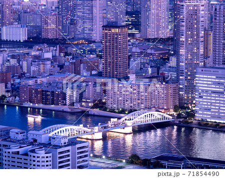 東京都　夕暮れの隅田川と勝鬨橋 71854490