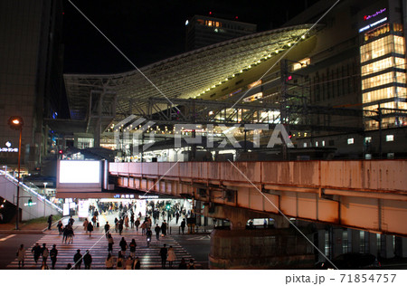 夜のJR大阪駅 71854757