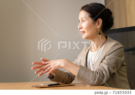 ミドル〜シニアの女性社長、女性経営者イメージ 71855035