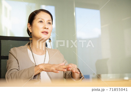 ミドル シニアの女性社長 女性経営者イメージの写真素材