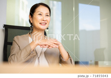 ミドル〜シニアの女性社長、女性経営者イメージ 71855043