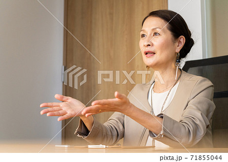 ミドル〜シニアの女性社長、女性経営者イメージ ミドル〜シニアの女性社長、女性経営者イメージ 71855044