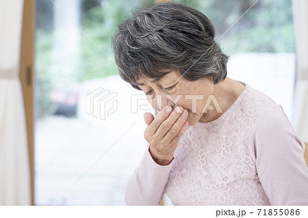 咳をするシニア女性 71855086