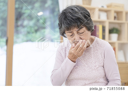 咳をするシニア女性 71855088