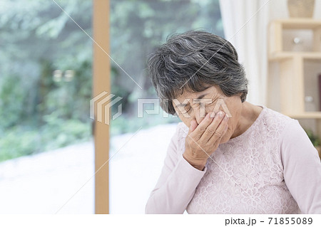 咳をするシニア女性 71855089