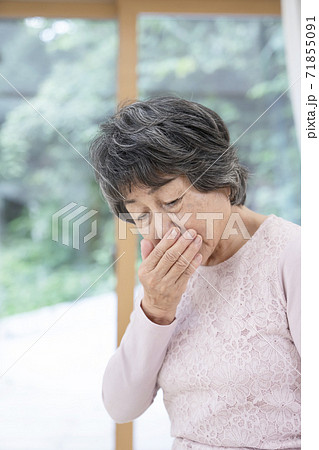 咳をするシニア女性 71855091
