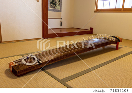 和室に置かれた箏 和室に置かれた箏 71855103