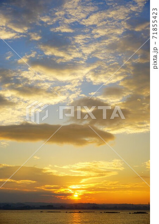 様々な雲と夕日。 71855423