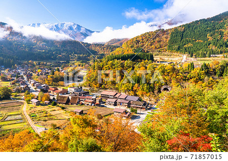 《岐阜県》秋の白川郷・紅葉の合掌造り集落 71857015