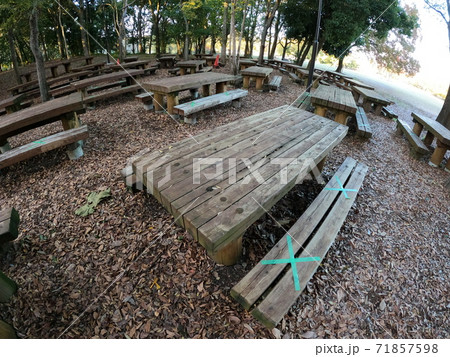 コロナのため使用禁止になった公園のベンチ コロナのため使用禁止になった公園のベンチ 71857598