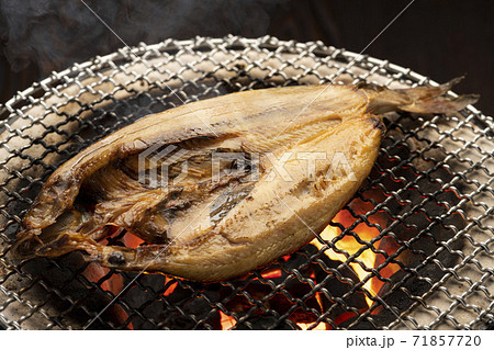 ほっけの干物を七輪で焼いて食べる 71857720