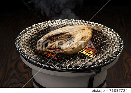 ほっけの干物を七輪で焼いて食べる 71857724
