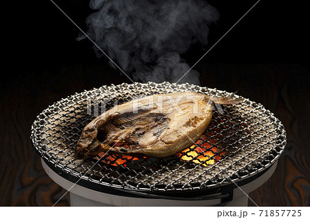 ほっけの干物を七輪で焼いて食べる ほっけの干物を七輪で焼いて食べる 71857725