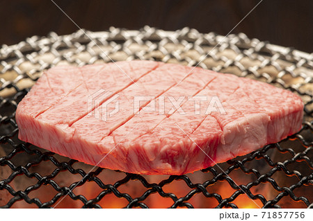 国産和牛の炭火焼肉 71857756