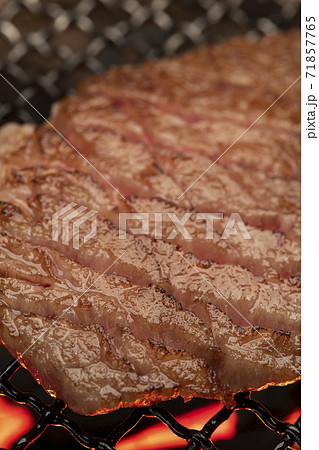 国産和牛の炭火焼肉 71857765