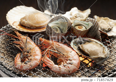 浜焼き（海老、サザエ、ホタテ、アワビ、牡蠣）七輪炭焼きの写真
