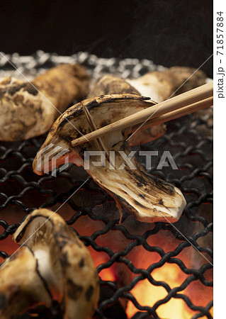 焼き松茸 七輪 炭火焼 焼き松茸 七輪 炭火焼 71857884