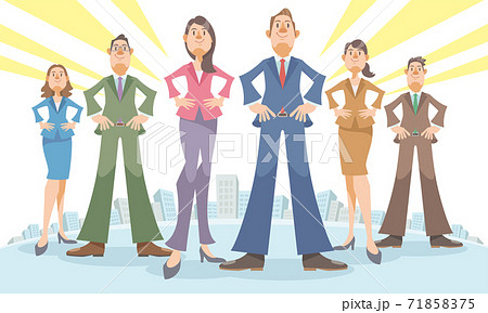 都会のビル街に立つ笑顔のビジネスマンたち。成功、希望、自信、チームワークのイメージ。 71858375