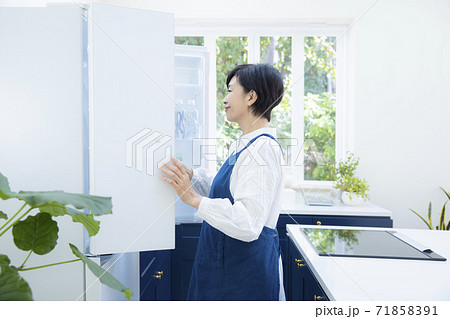 キッチンの女性 キッチンの女性 71858391