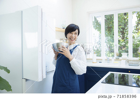 キッチンの女性 キッチンの女性 71858396