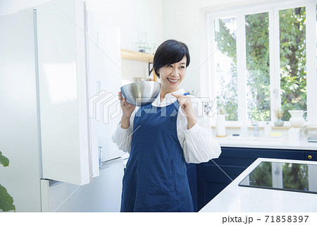 キッチンの女性 キッチンの女性 71858397