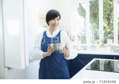 キッチンの女性 キッチンの女性 71858398
