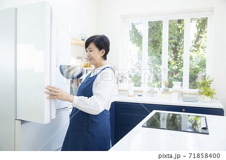 キッチンの女性 71858400