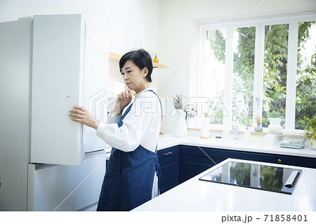 キッチンの女性 71858401