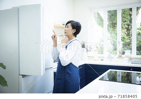 キッチンの女性 71858405
